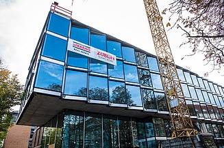 Foto von einem glasigen Bürogebäude. 