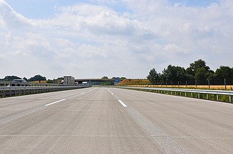 Foto von einer 3-spurigen, leeren Autobahnstrecke