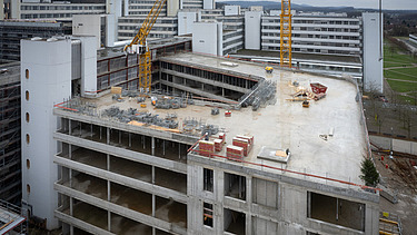 Foto vom Bau der Universität Bielefeld.  