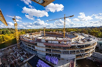 Luftaufnahme von der Baustelle der multifunktionalen Sportarena SAP Garden im Münchener Olympiapark.