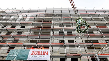 Richtkranz vor super 8 Hotel am Meinzer Zollhafen.