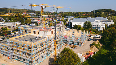 Foto von einer Baustelle auf dem der Campus der Universität Witten-Herdecke entsteht. 