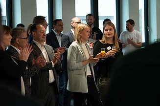 Foto von mehreren Personen die in die Hände klatschen.  