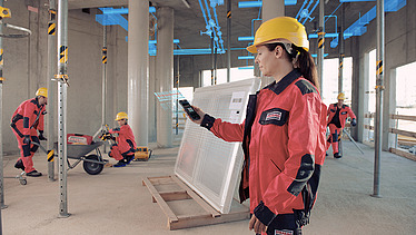 Foto von mehreren Arbeitern in Schutzkleidung beim Innenausbau
