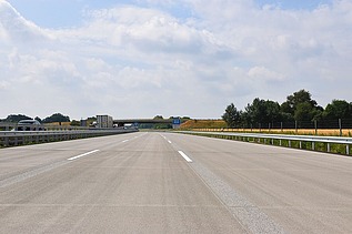Foto von einer 3-spurigen, leeren Autobahnstrecke