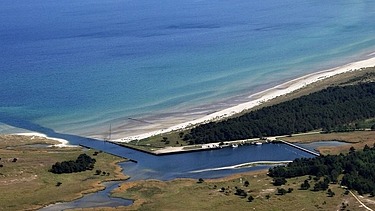 Luftaufnahme von einer Küste mit Wasserauffangbecken.
