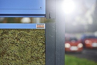 Nahaufnahme von einer Mooswand an einer Straße. 