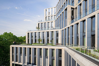 Fassade, an der lange blaue Elemente angebracht sind