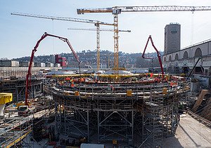 Foto vom Bau des Sonderkelch für die Dachkonstruktion des neuen Stuttgarter Tiefbahnhofs, mit einem breiten Blick auf den Sonderkelch. 