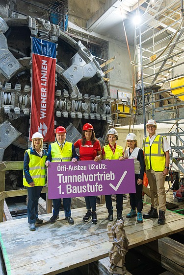 Gruppenfoto vor einer Tunnelvortriebsmaschine beim U2xU5-Ausbau in Wien