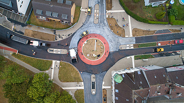 Luftaufnahme von einem Kreisverkehr