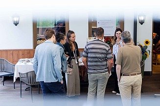 Foto von mehreren Personen, die man von hinten sieht