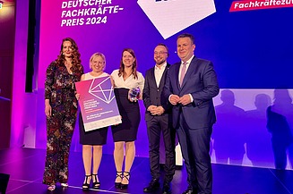 Foto von mehren schick gekleideten Personen die freundlich schauen beim deutschen Fachkräftepreis. 
