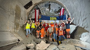 Mitarbeitende der ARGE U2 17-21 vor der Tunnelvortriebsmaschine Debohra nach dem erfolgreichen Tunneldurchschlag am Augustinplatz