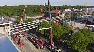 Foto von einer Brücke die grade gebaut wird aus der Vogelperspektive.  