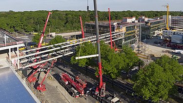 Foto von einer Brücke die grade gebaut wird aus der Vogelperspektive.  