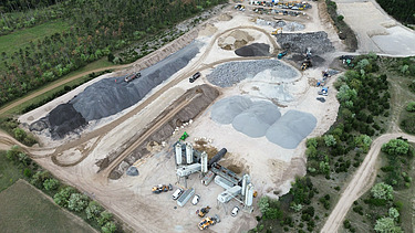Foto vom Baustoffrecyclingplatz bei der Sanierung der Südautobahn in Österreich