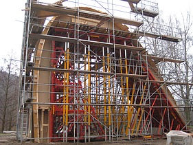  Foto von einem Bogen um den ein Gerüst gebaut ist.