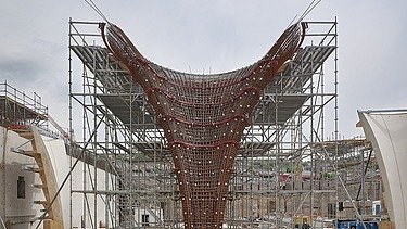 Ein Foto von der Baustelle von Stuttgart 21. Aufgebaut ist ein großes Gerüst, dass den Kelchstützenfuß bewehren soll.  