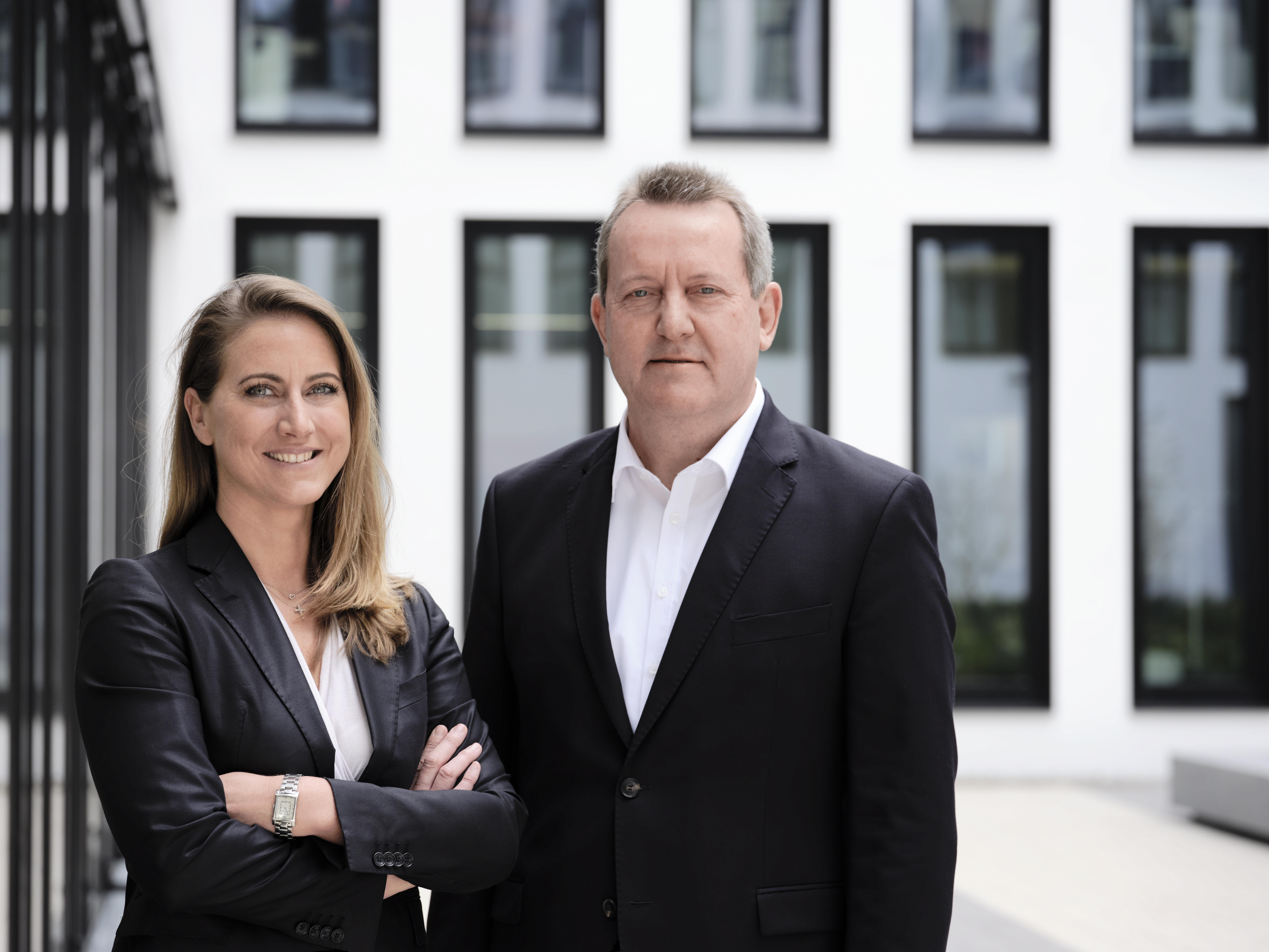 Foto von einem Mann und einer Frau die glücklich Schauen. 