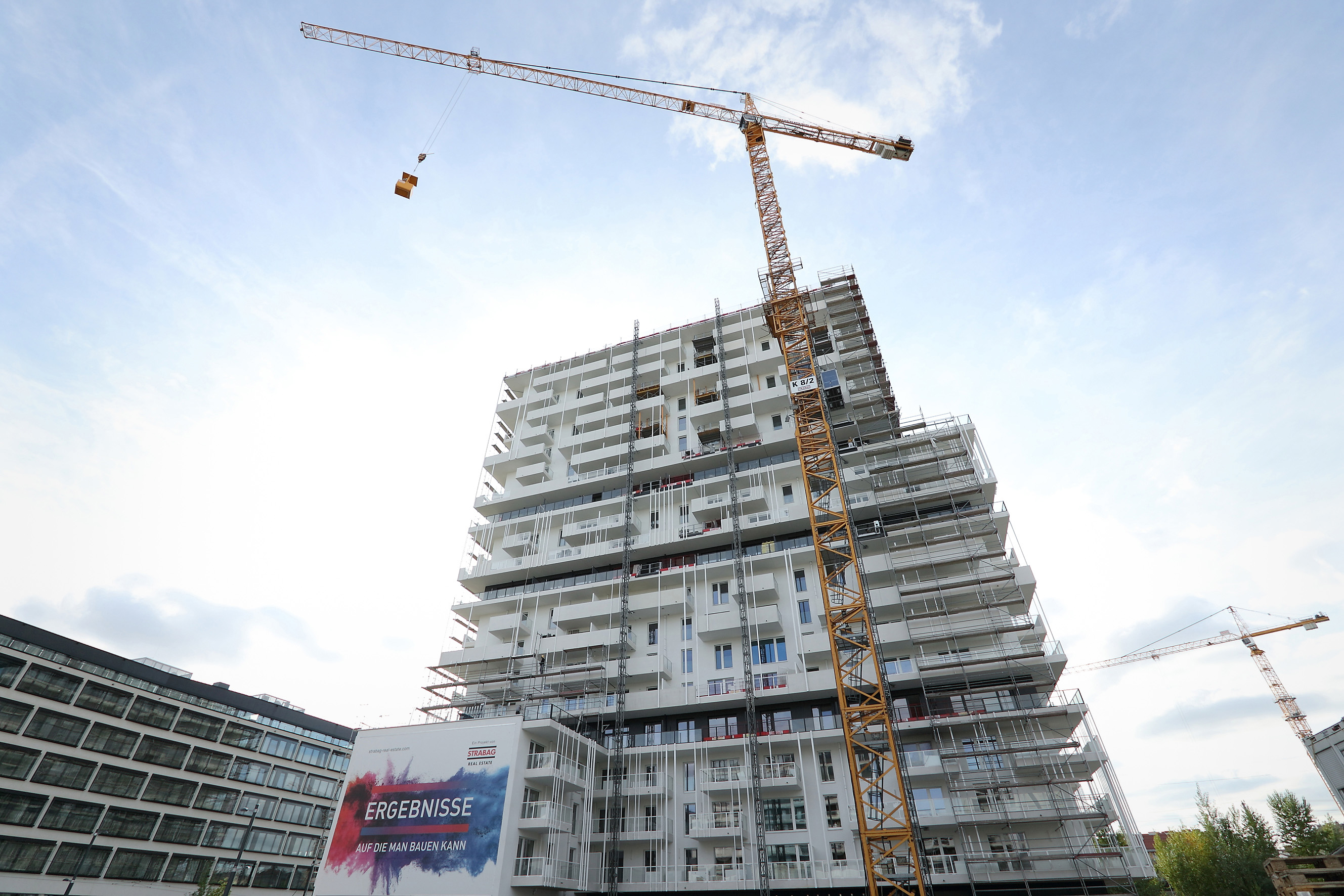 Foto vom Taborama Hochhaus, davor steht ein Kran