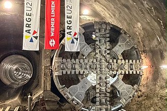 Tunnelvortriebsmaschine Debohra am Augustinplatz mit Blick auf beide fertiggestellten U2-Tunnelröhren
