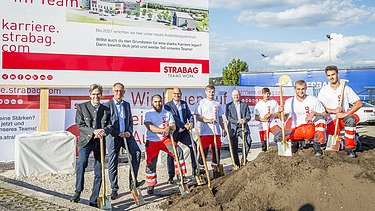 Das Thumbnail des Videos zeigt mehrere Personen mit Schaufeln hinter einem Erdhaufen