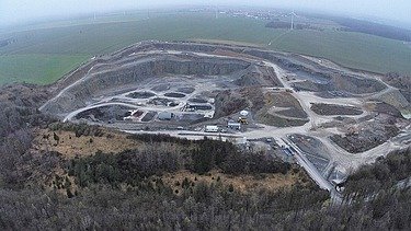 Luftaufnahme des Kalksteinbruchs Eigenrieden der Mineral Baustoff GmbH in Thüringen