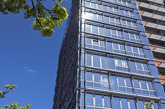 Foto aus der Froschperspektive zum Germaniahafen in Kiel. 