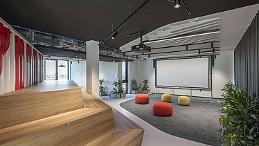 Foto vom Neubau des Innovation Center am ZÜBLIN-Campus in Stuttgart von innen. Zusehen ist ein modernes Konferenzzimmer.