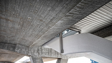 Foto von einer Metrostation mit Trägern die es halten.                