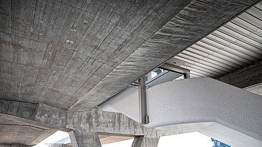 Foto von einer Metrostation mit Trägern die es halten.                