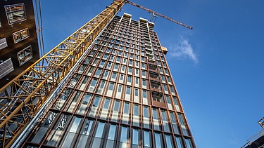 Foto von einem Hochhaus, dass 80 Mete hoch ist. 