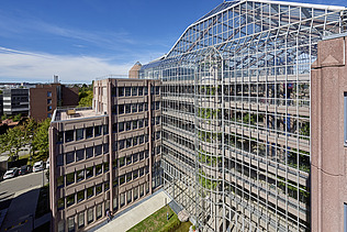 Foto vom ZÜBLIN-Haus in Stuttgart, mit Blick von oben zum Haupteingang. 