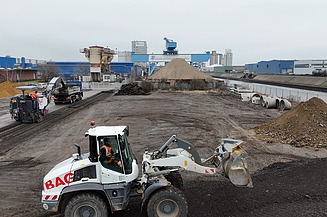 Photo from a bird's eye view. Two construction machines can be seen.