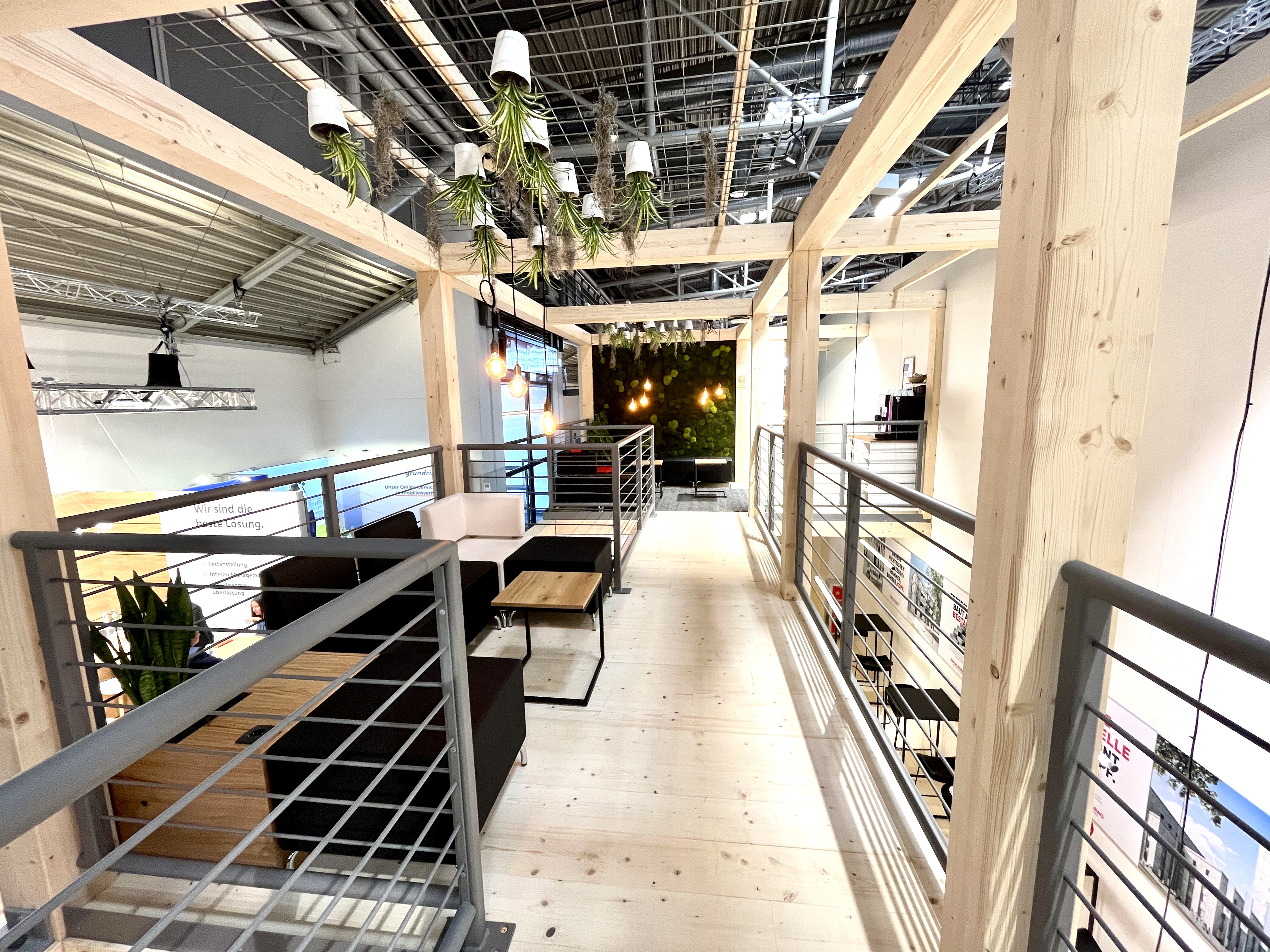 Foto von einem Messestand von STRABAG im Obergeschoss.  