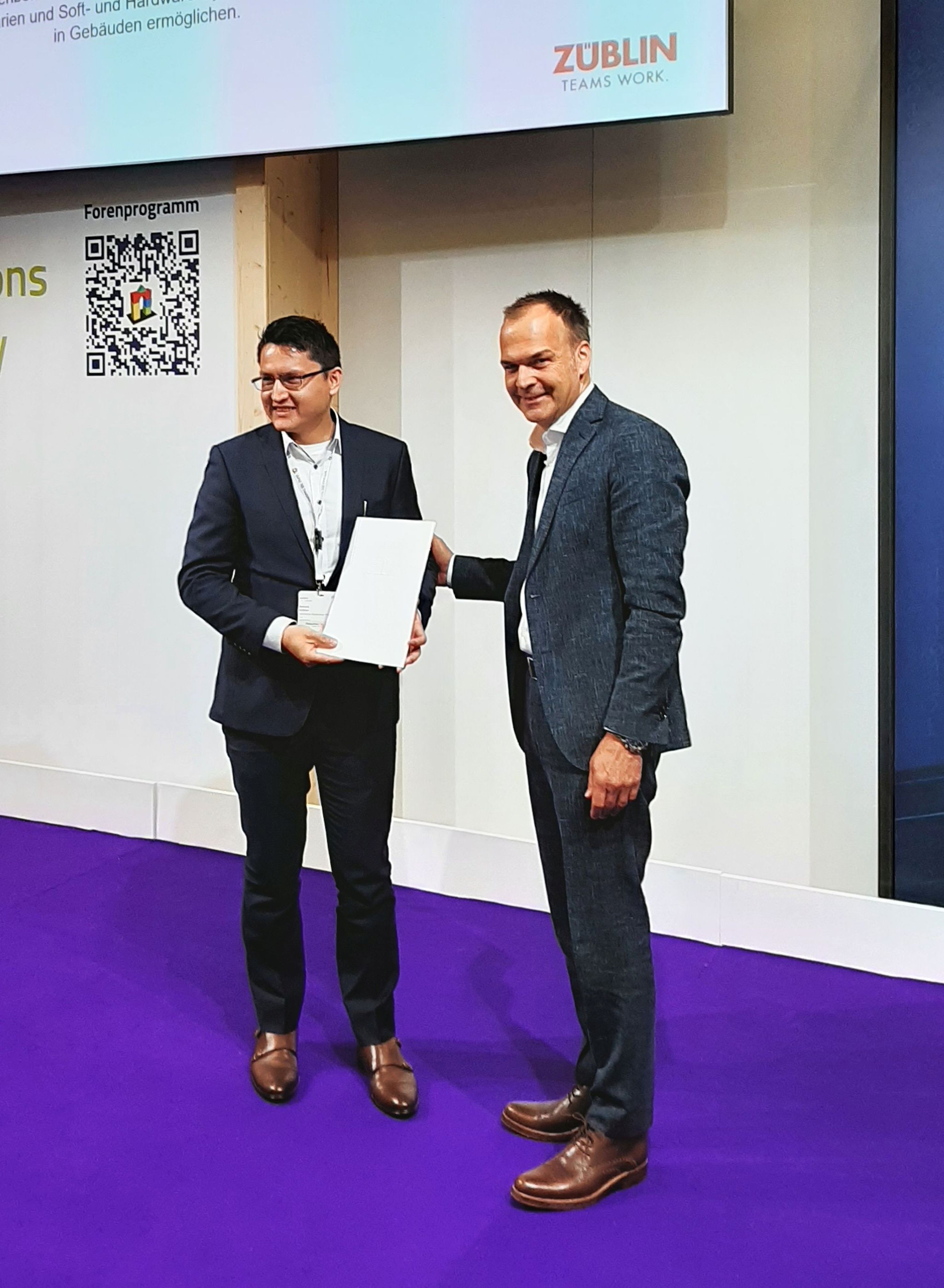 Foto bei der Verleihung des Sonderpreises des Wettbewerbs „Auf IT gebaut“.  