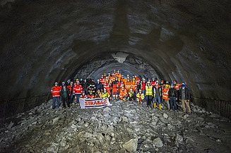 Foto von mehreren Personen bei einem Tunneldurchstich 