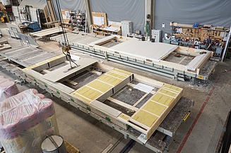 Foto aus der Vogelperspektive von der Vorfertigung der Holzbauelemente für CARL im Werk von ZÜBLIN Timber in Aichach.