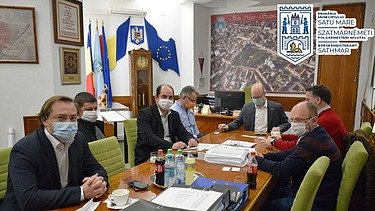 Photo of several people signing a contract in compliance with the current strict hygiene regulations