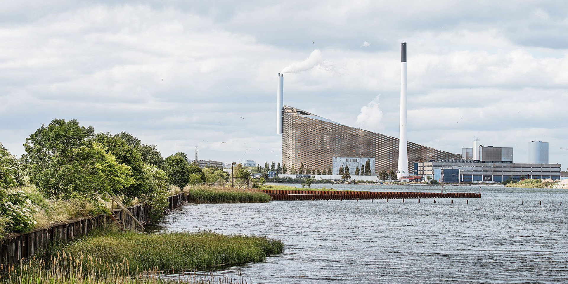 Foto von der Mühlverbrennungsanlage „Copenhill“ mit Blick über den Fluss.  