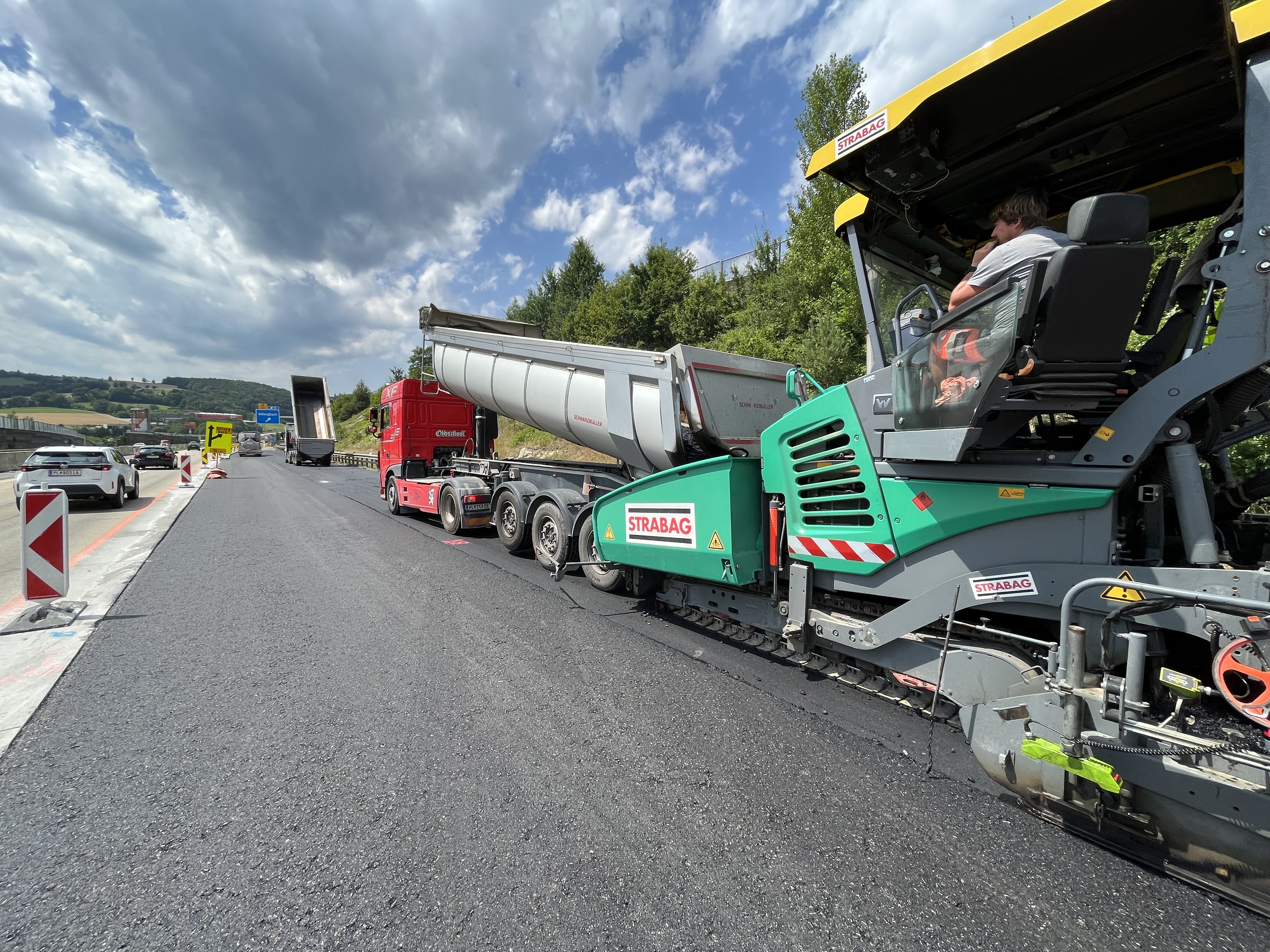 Foto von einer Asphaltbaumaschine bei der Arbeit