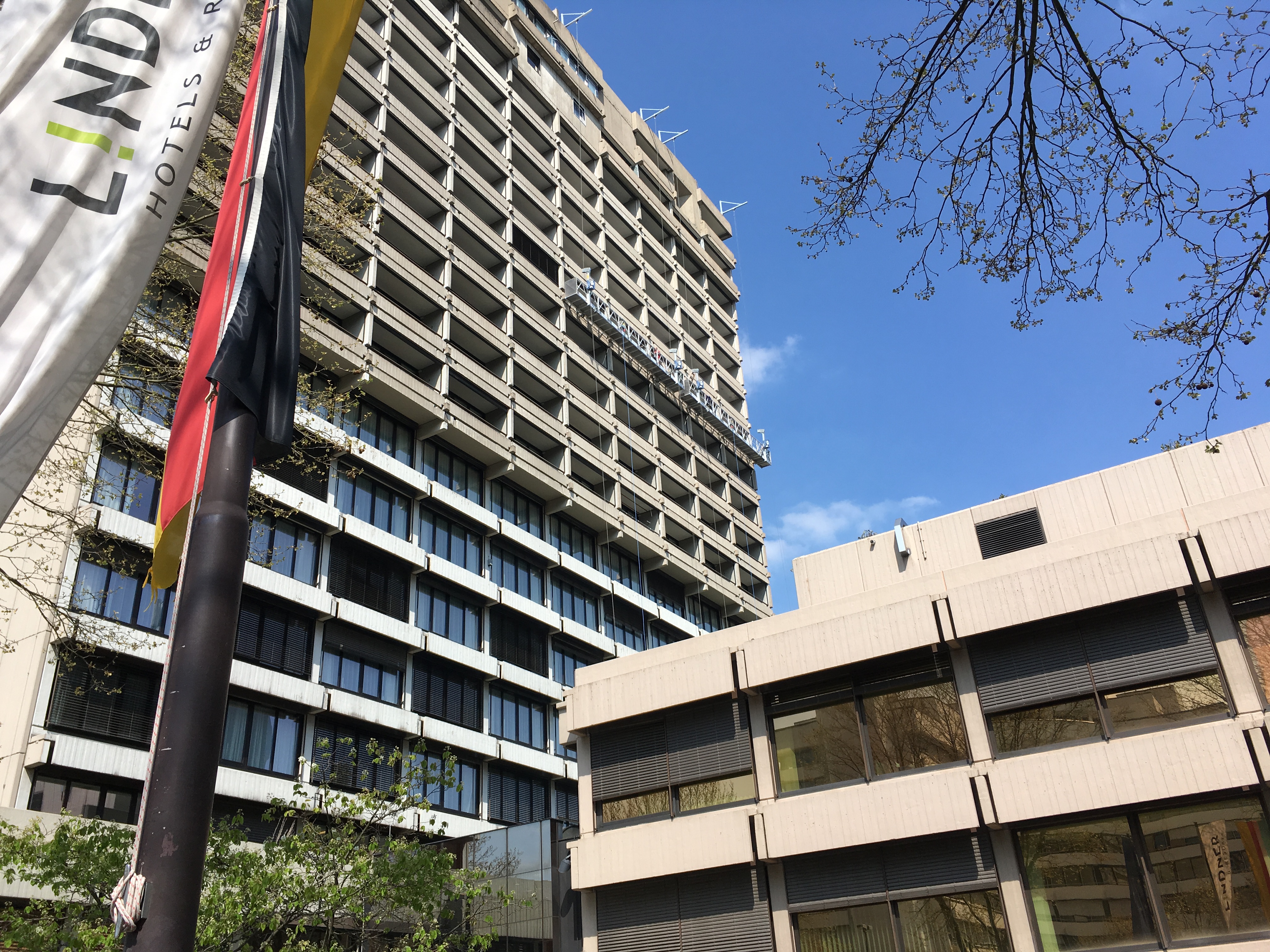  Foto von einem Bürogebäude aus der Froschperspektive.