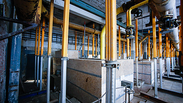  Foto von einem Raum wo viele Träger aufgestellt sind.