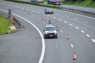 Foto eines Fahrzeuges mit einem mobilen Vermessungsgerät auf einer vierspurigen Autobahnstrecke
