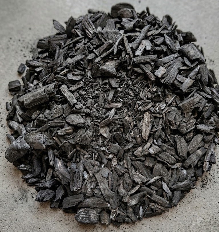 schwarze Kohlenstücke