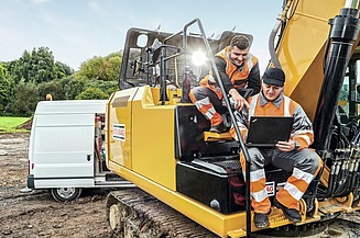 Foto eines Fahrers in einem gelben Bagger