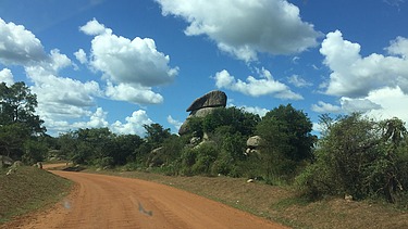 Foto einer Sandpiste bei blauem Himmel und einigen weißen Wolken