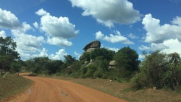 Foto einer Sandpiste bei blauem Himmel und einigen weißen Wolken