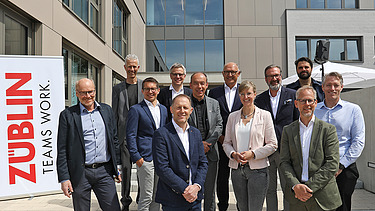 Foto von mehren Personen die freundlich scheuen. 